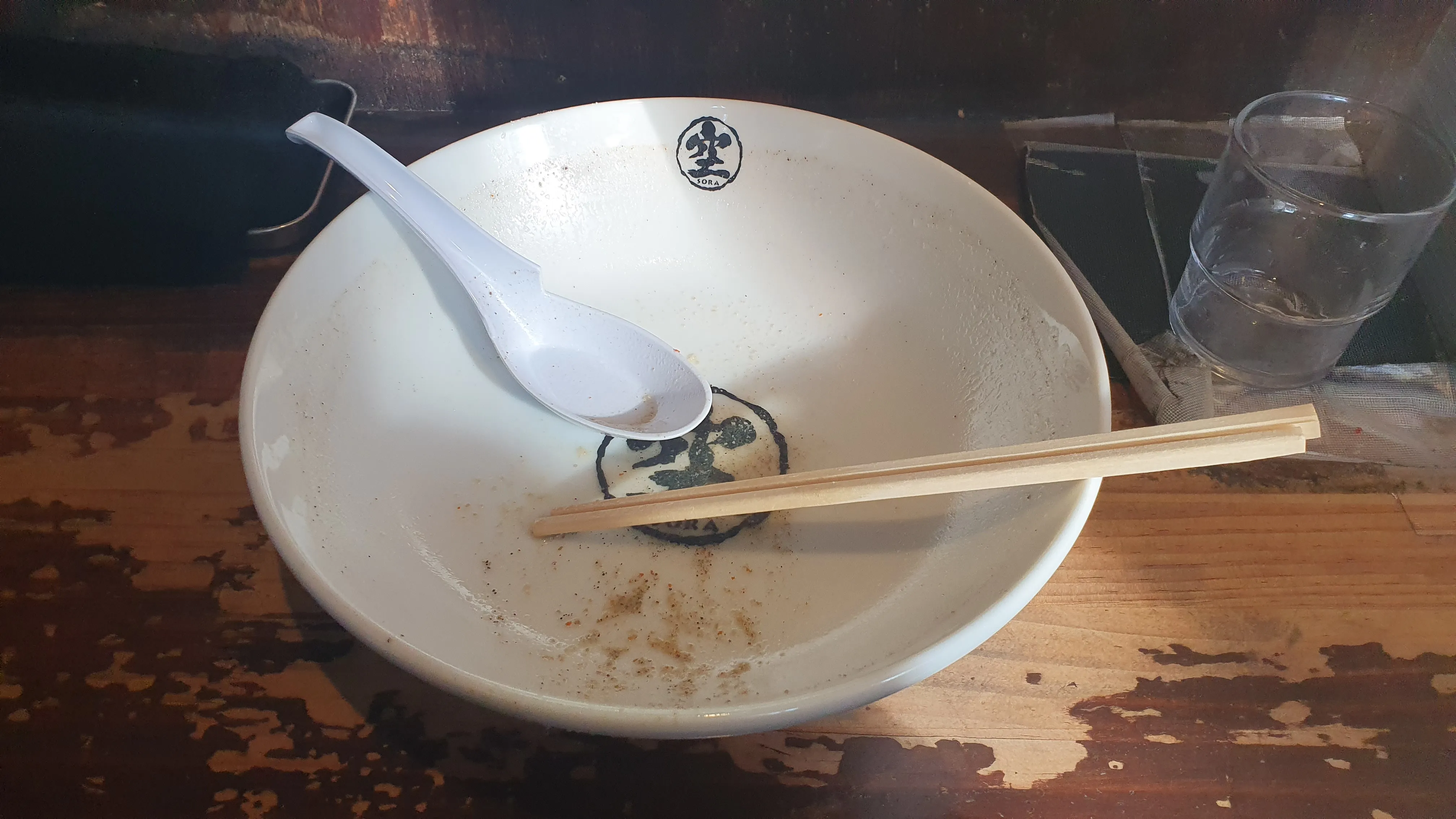 ラーメン空のラーメン完食した器の写真