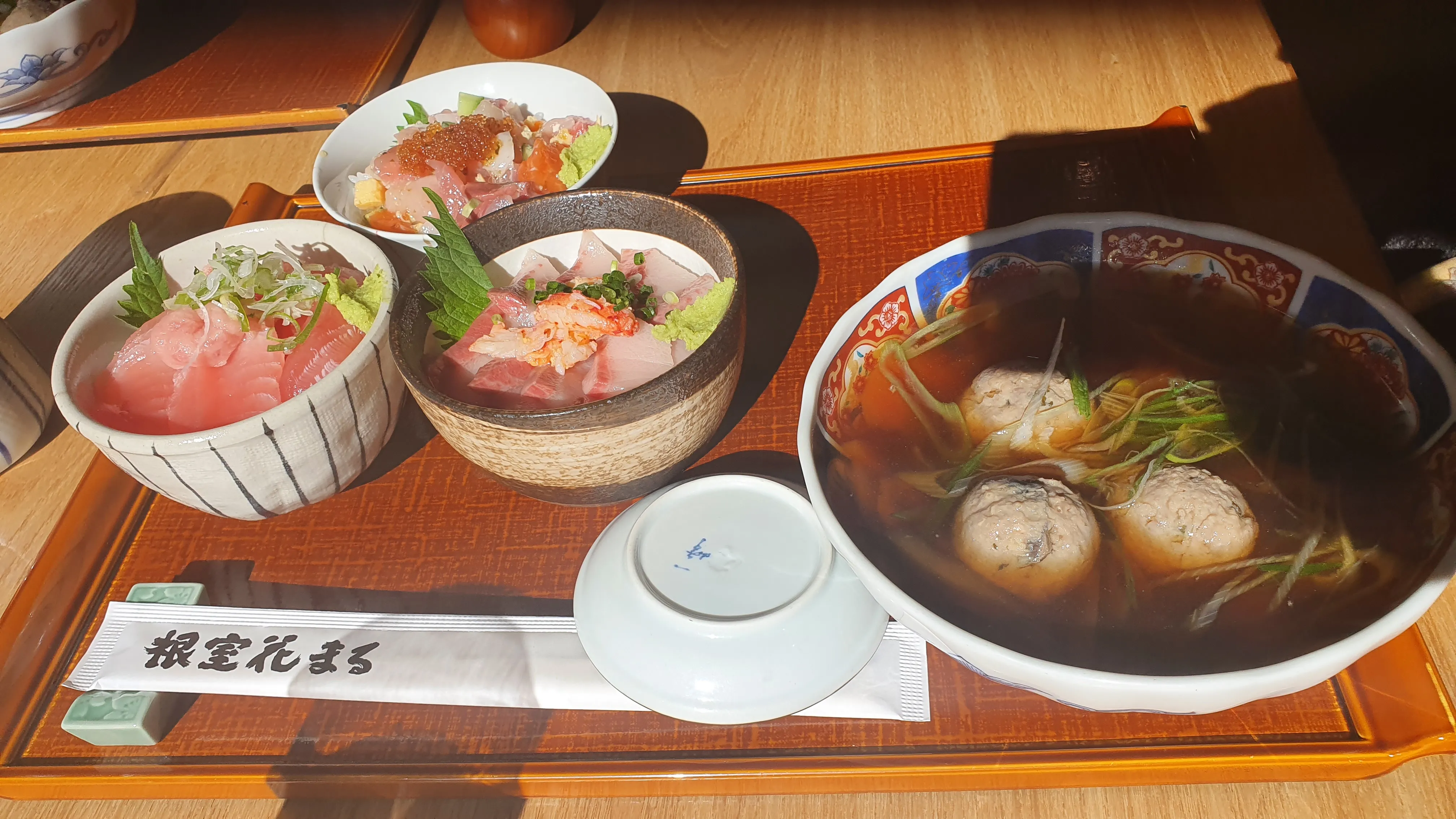 根室花まるのお料理の写真。海鮮丼など