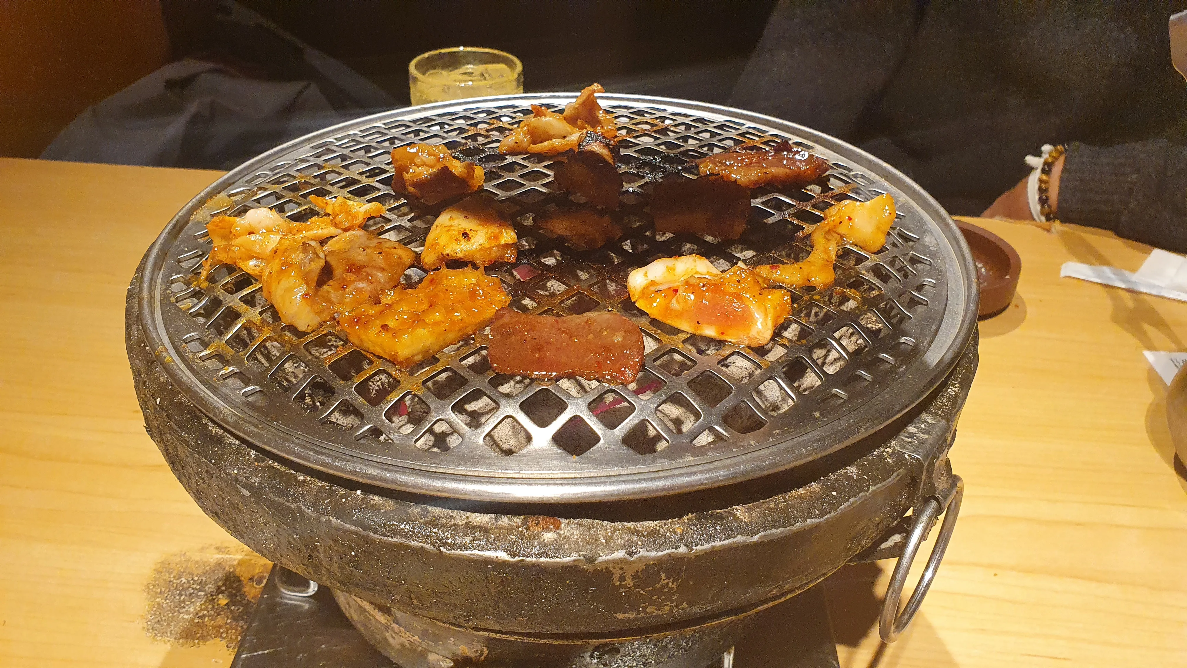 焼肉居酒屋の網で焼いているお肉の写真