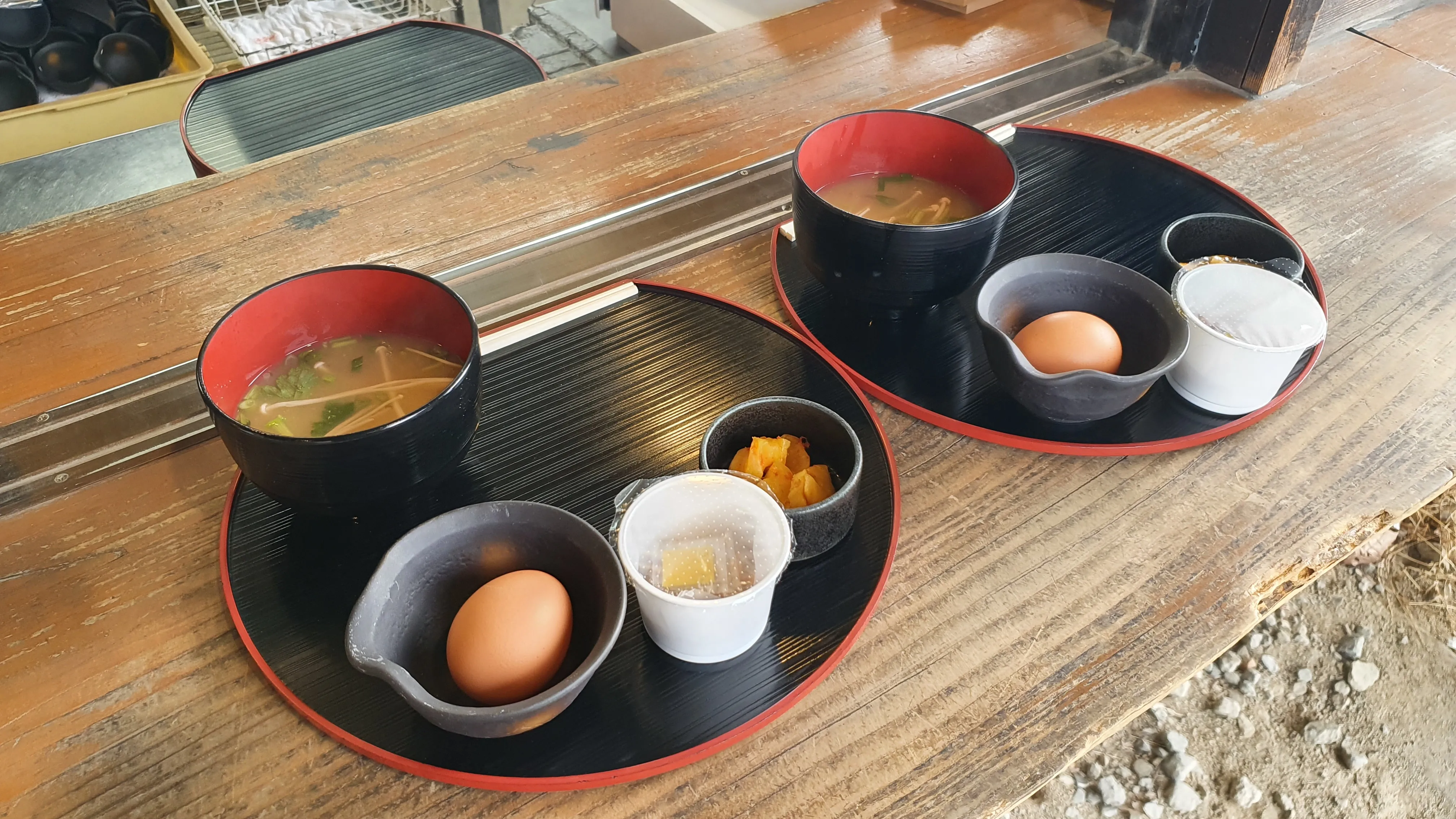 ほったらかし温泉あっちの湯上がりの朝食。卵かけご飯セット（TKG）600円提供写真