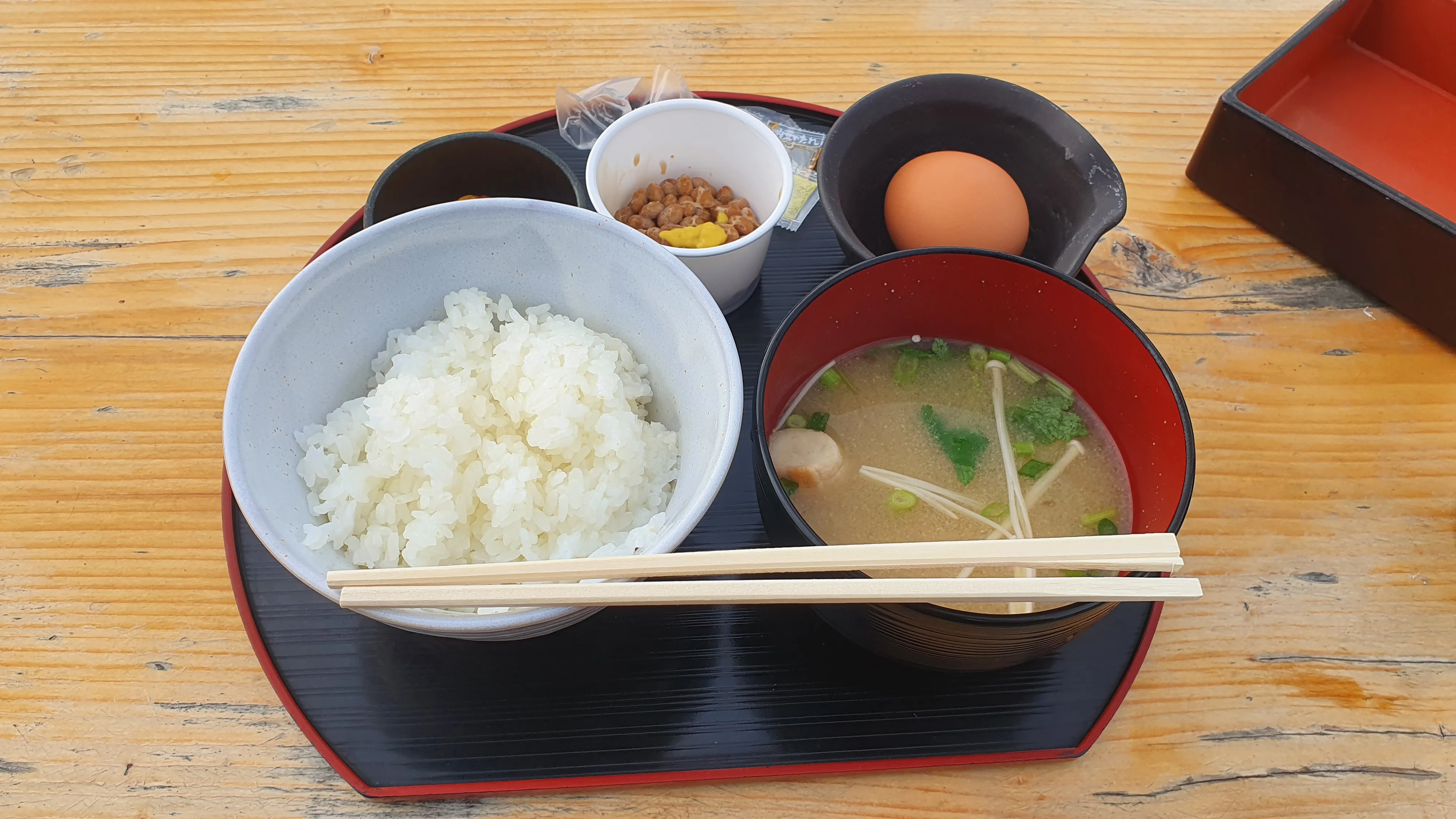 ほったらかし温泉あっちの湯上がりの朝食。卵かけご飯セット（TKG）600円いただきます前写真