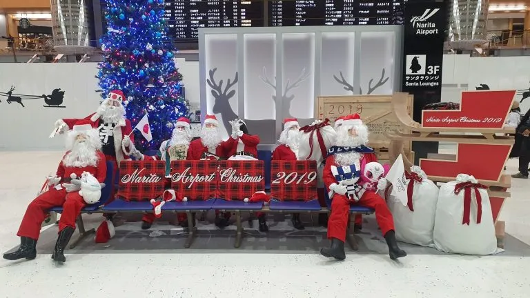 成田空港の写真7枚目 - サンタクロースの人形たちの写真