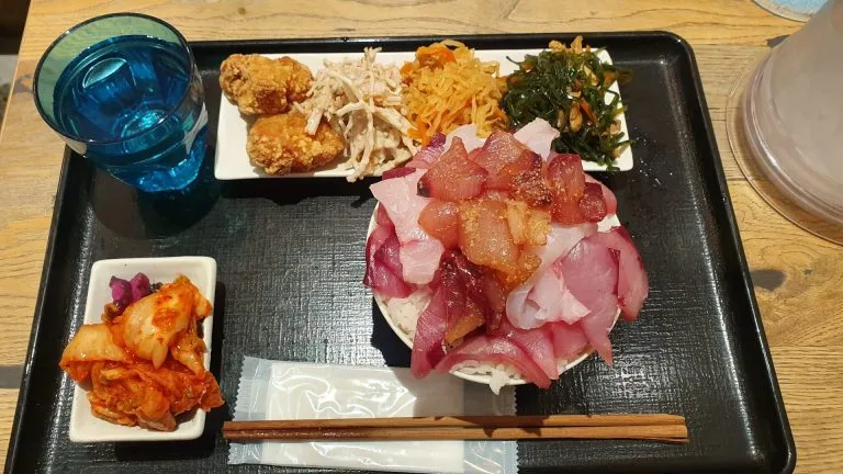魚助食堂の写真3枚目 - 海鮮丼の写真