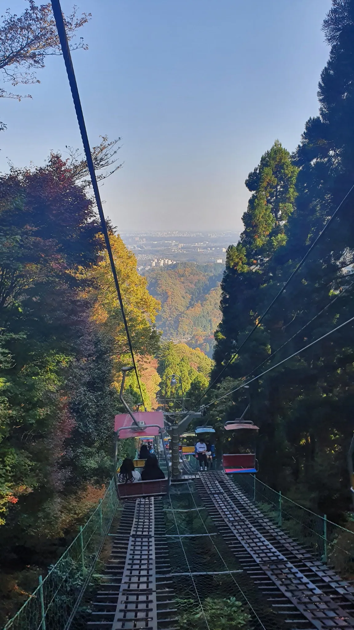 高尾山リフトで下山中の写真