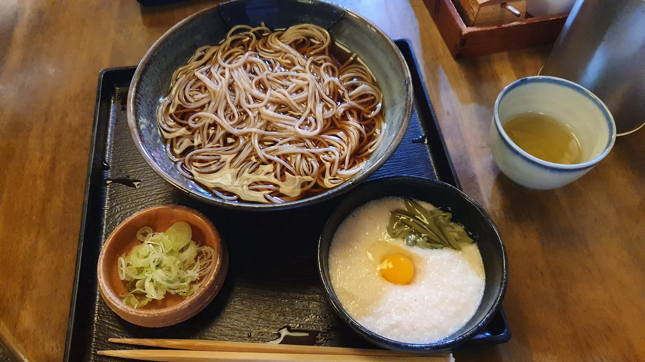 とろろ蕎麦を食べる前の写真